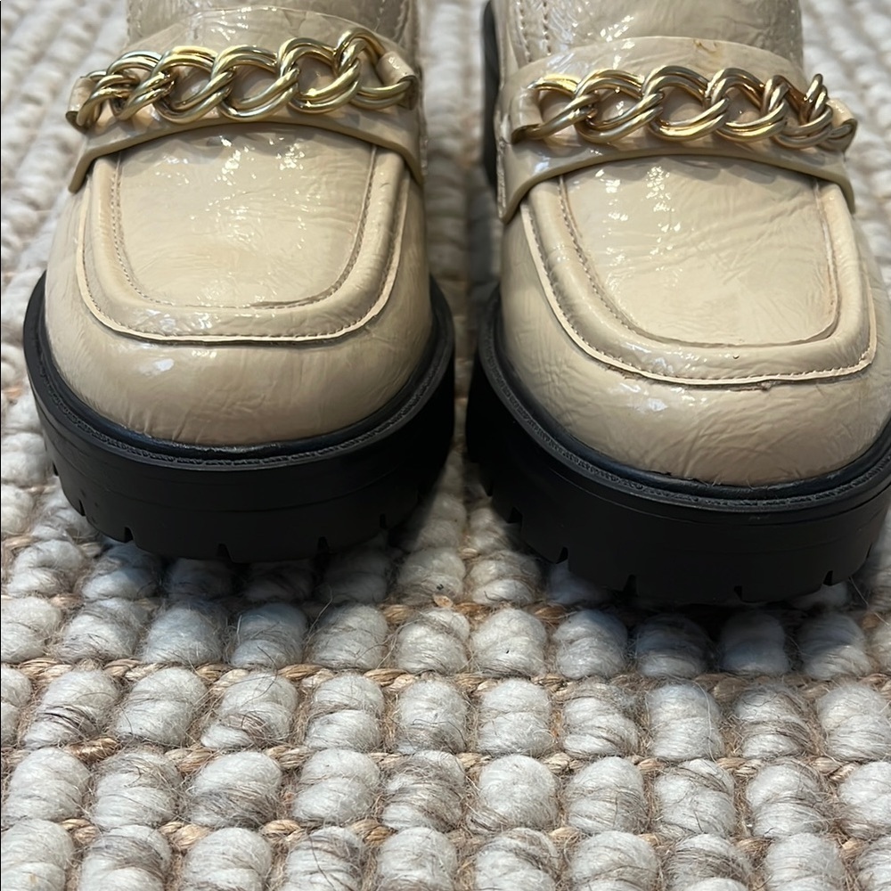 Elegant Beige Loafers with Gold Chain Detail by Sam Edelman - Picture 2 of 9